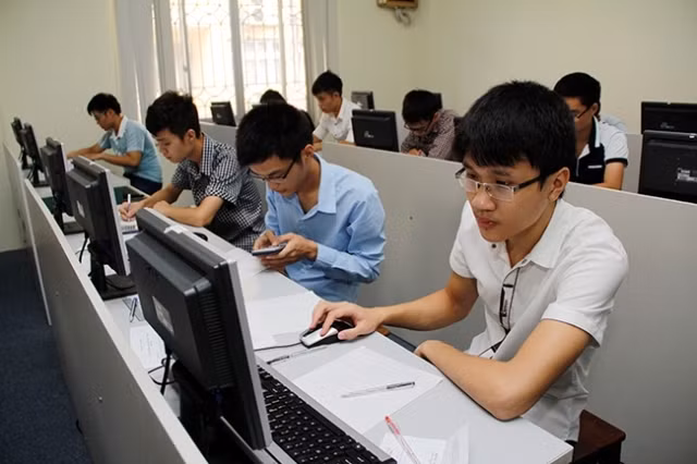 Thí sinh làm bài thi đánh giá năng lực trong đợt thử nghiệm. Ảnh: Bùi Tuấn