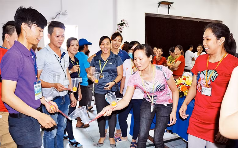 Công nhân Công ty Dinsen tham gia trò chơi trong chương trình "Sau giờ tan ca" do LÐLÐ quận Tân Phú tổ chức.