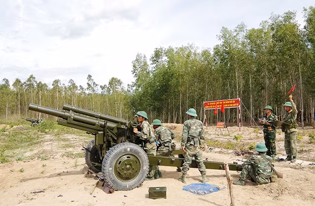 Bộ đội Lữ đoàn Pháo binh 368 (Quân khu 5) luyện tập thực hành hiệp đồng khẩu đội trong chiến đấu.