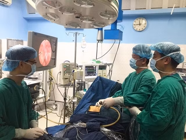 TS Hiền cùng cộng sự trong ca phẫu thuật nội soi thoát vị bẹn bằng kim Endo cho bệnh nhi.