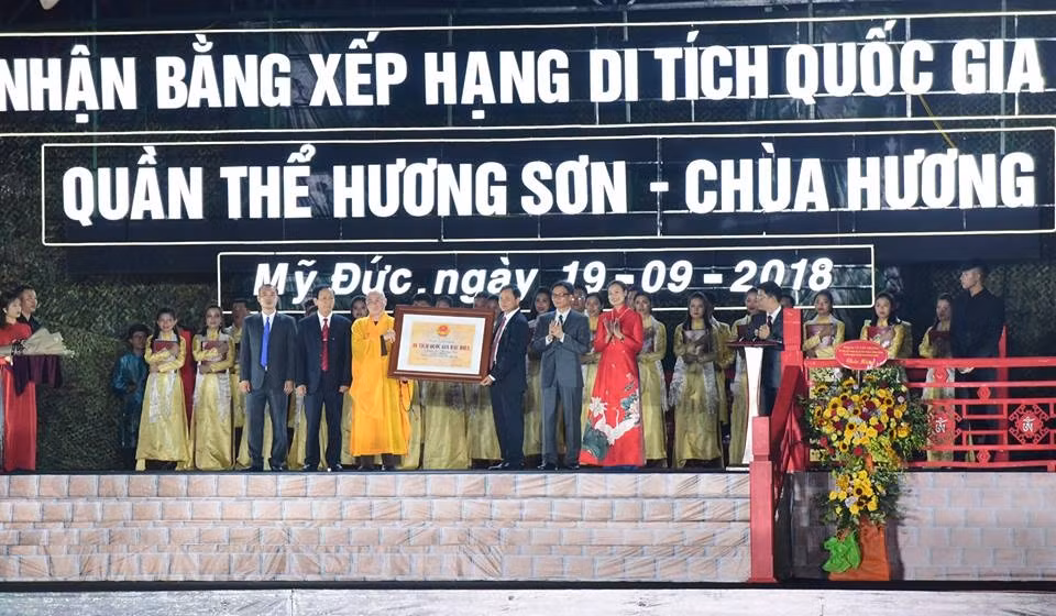 Phó Thủ tướng Vũ Đức Đam trao bằng xếp hạng Di tích Quốc gia đặc biệt đối với di tích Chùa Hương cho lãnh đạo huyện Mỹ Đức và Thượng tọa Thích Minh Hiền trụ trì Chùa Hương.