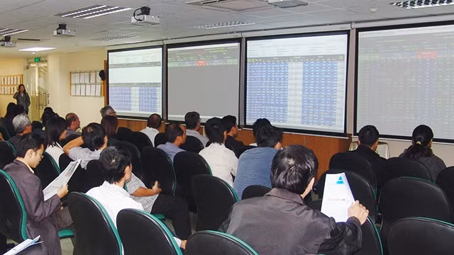 Phiên giao dịch cuối cùng của năm 2017, VN Index chốt lại điểm số cao nhất trong năm. Ảnh: NG.NAM