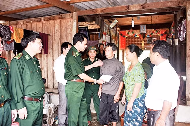 Thượng tá Võ Trọng Hải, Chỉ huy trưởng BĐBP Hà Tĩnh tặng quà cho hộ khó khăn thôn Khe Năm.