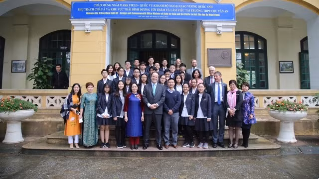 Ông Mark Field chụp ảnh lưu niệm cùng đại diện Trường THPT Chu Văn An (Hà Nội). 