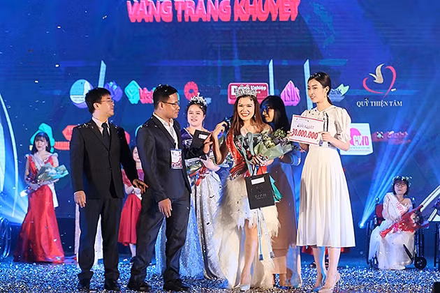 Bế Thị Băng bất ngờ và hạnh phúc trong giây phút được vinh danh Hoa hậu Liên hoan "Vẻ đẹp vầng trăng khuyết" năm 2019. 