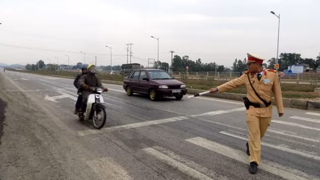 Công an tỉnh Thái Nguyên tích cực kiểm soát, xử lý vi phạm trên đường cao tốc Hà Nội - Thái Nguyên.