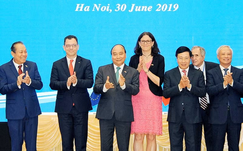 Thủ tướng Nguyễn Xuân Phúc và các đại biểu tại lễ ký. Ảnh: TRẦN HẢI
