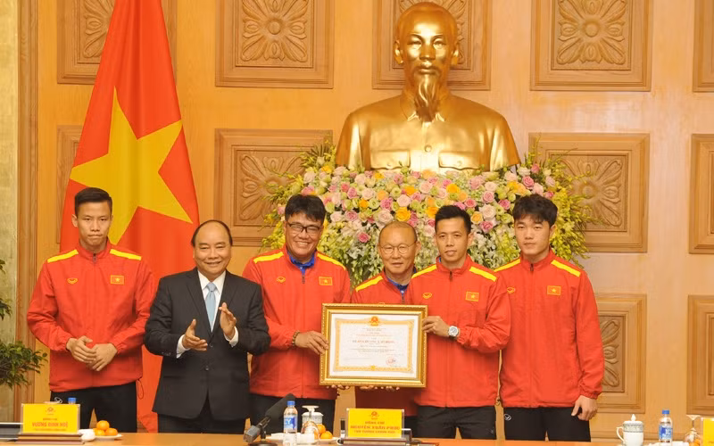 Thủ tướng Nguyễn Xuân Phúc trao tặng Huân chương lao động Hạng Nhất cho Đội tuyển bóng đá nam