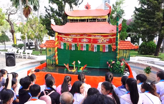 Trình diễn múa rối nước tại Lễ hội Sắc xuân miệt vườn 2019.