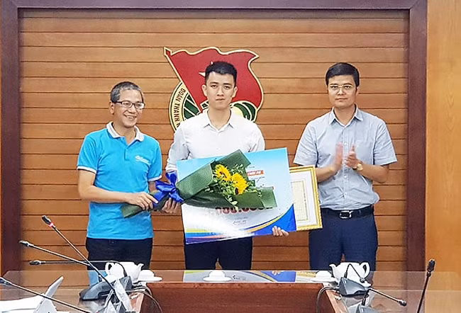 Võ Anh Khoa (đứng giữa) đại diện nhóm tác giả thiết bị nhận giải Nhất của Cuộc thi.