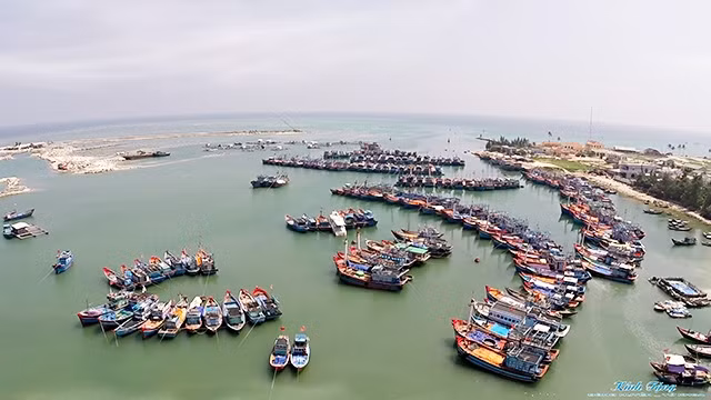 Tàu thuyền của ngư dân trên đảo Lý Sơn (Quảng Ngãi). Ảnh: LÂM TỨ KHOA