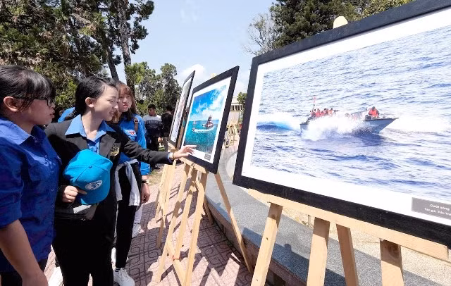 Đông đảo đoàn viên, thanh niên tham dự triển lãm.