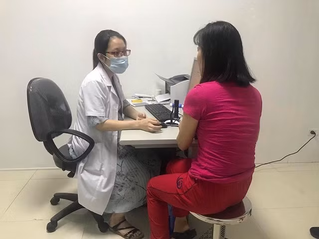 BS khám và tư vấn miễn phí cho bệnh nhân bị bệnh vảy nến.