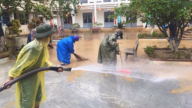 Dọn dẹp sau bão lũ tại Hòa Vang, Đà Nẵng. Ảnh: ĐÔNG HOÀI