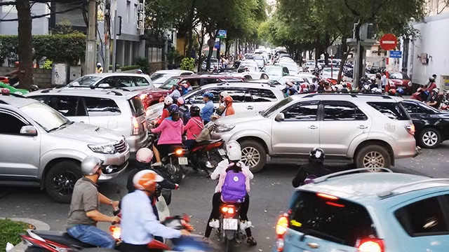Để giảm bớt tình trạng kẹt xe ở khu vực trung tâm TP Hồ Chí Minh, cần nhiều giải pháp đồng bộ.