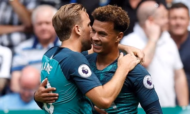 D. Alli (phải) ghi bàn ấn định chiến thắng 2-1 cho Tottenham.