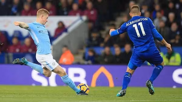 De Bruyne (trái) ghi bàn thứ hai cho Man City.