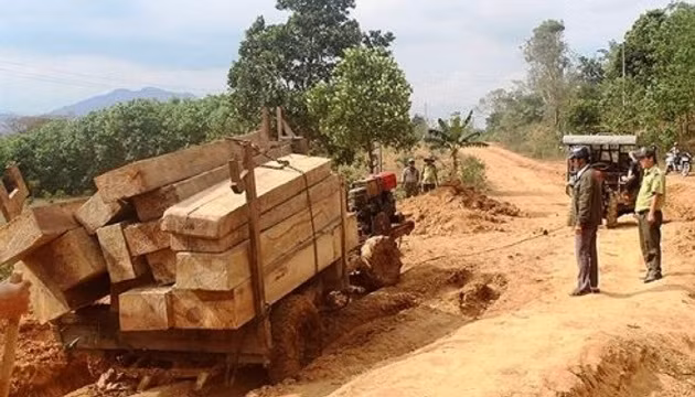 Hiện trường bắt giữ năm xe máy cày độ chế chở gỗ trong rừng ra, tại thôn 5, xã Krông Á, huyện M’Đrắc, tỉnh Đác Lắc, đêm 27-2-2018.