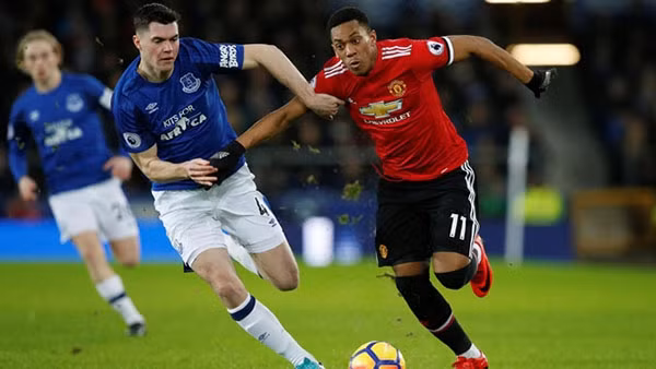 Hai pha dứt điểm chính xác từ ngoài vòng cấm giúp Man United vượt qua Everton ngay trên sân khách.