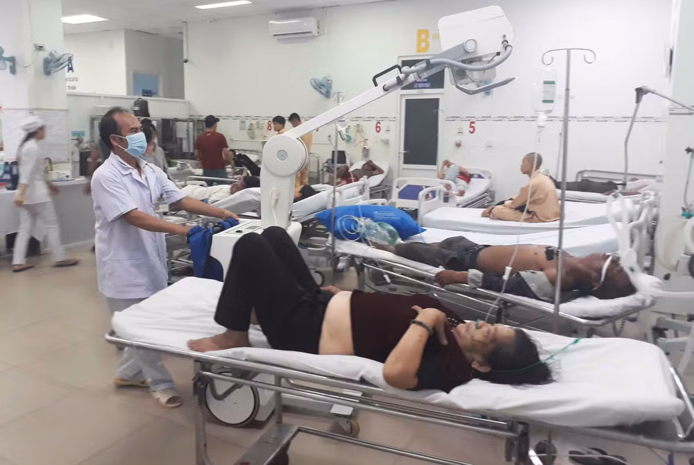 Các bác sĩ Bệnh viện Đa khoa tỉnh Ninh Thuận đang tích cực cấp cứu những hành khách bị nạn.