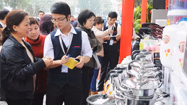 Tổng mức bán lẻ hàng hóa và doanh thu dịch vụ tiêu dùng 11 tháng tăng 10,7%. Ảnh: LAM ANH