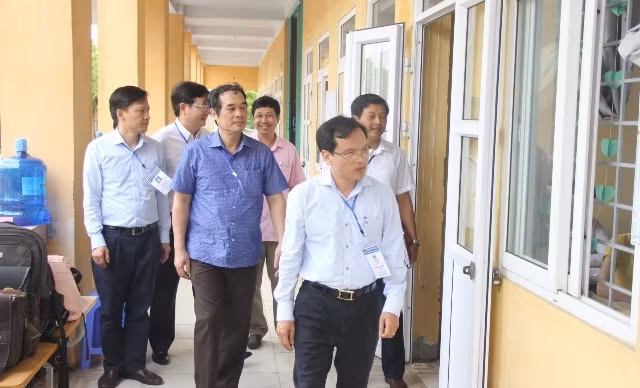 Cục trưởng Cục Quản lý chất lượng (Bộ GD-ĐT) Mai Văn Trinh kiểm tra công tác tổ chức thi tại Trường THPT Kim Động (Hưng Yên)