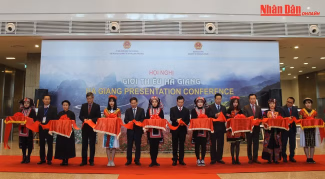 Các đại biểu cắt băng khai mạc chương trình “Giới thiệu Hà Giang”.
