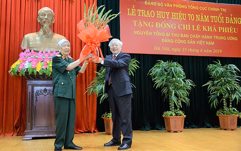 Tổng Bí thư, Chủ tịch nước Nguyễn Phú Trọng trao Huy hiệu 70 năm tuổi Đảng tặng nguyên Tổng Bí thư Lê Khả Phiêu