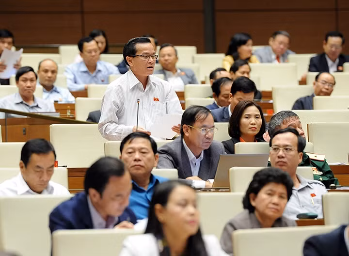 Ðại biểu QH tỉnh Ðác Nông phát biểu ý kiến thảo luận tại hội trường. Ảnh: TRẦN HẢI