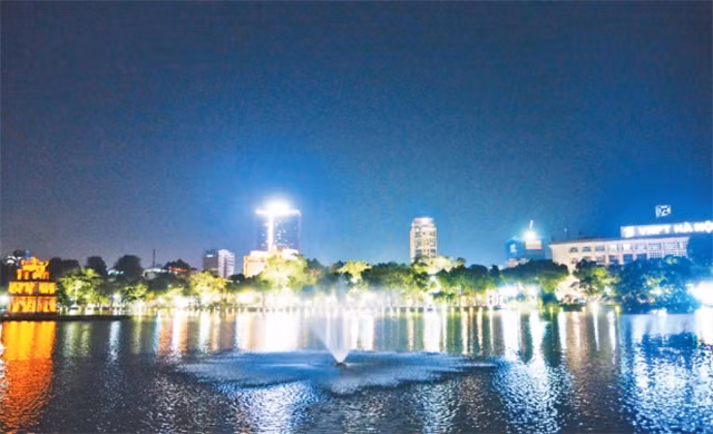 Các công trình trang trí chung quanh hồ Hoàn Kiếm.