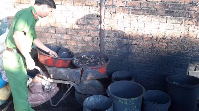 Tạp chất từ đất, đá, pin con ó được phát hiện khi kiểm tra cơ sở của bà Nguyễn Thị Thanh Loan, thôn 13, xã Đác Wer.