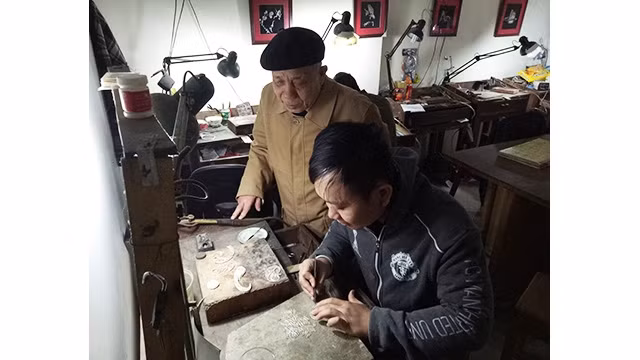 Nghệ nhân Quách Văn Trường truyền đạt kinh nghiệm nghề đậu bạc cho các nghệ nhân trẻ.