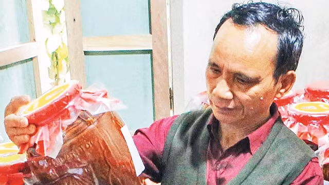Già làng Lê Văn Nghĩa bên sản phẩm tâm huyết. Ảnh: TRẦN LÊ LÂM