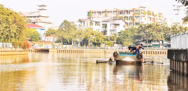 Tuyến kênh Nhiêu Lộc - Thị Nghè nhờ ý thức không xả rác của người dân, cùng lực lượng chức năng thường xuyên vệ sinh, nay đã hồi sinh.