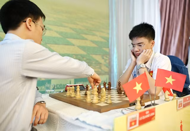 Anh Khôi “đấu trí” với “đàn anh” Quang Liêm.