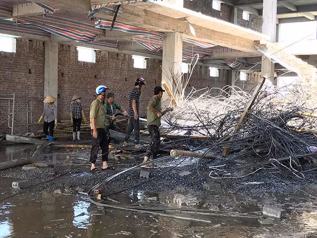 Hiện trường vụ tai nạn sập giàn giáo khiến hai người thương vong.
