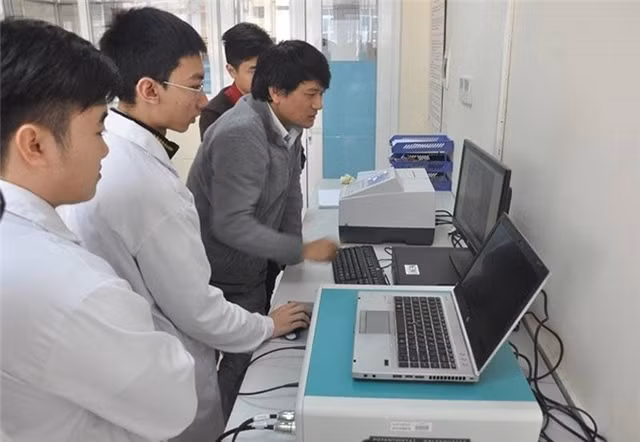 Tiến sĩ Trần Đình Phong (thứ ba từ trái qua) hướng dẫn sinh viên thực hành thí nghiệm.