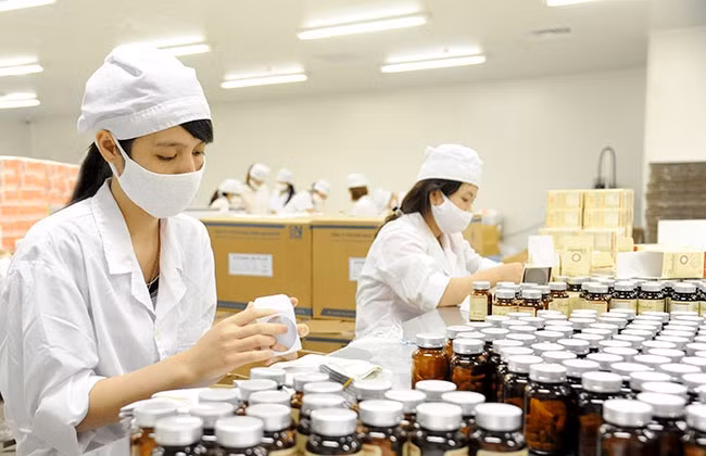 Cải cách quản lý, Bộ Y tế sẽ giảm từ 54 điều kiện kinh doanh xuống còn 46 điều kiện đối với cơ sở sản xuất, kinh doanh thực phẩm chức năng. Trong ảnh: Công ty cổ phần Dược phẩm Gia Nguyễn, KCN Yên Pho