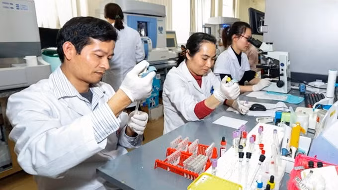 Làm xét nghiệm tại Bệnh viện Ðại học Y Hà Nội. Ảnh: VIỆT DŨNG