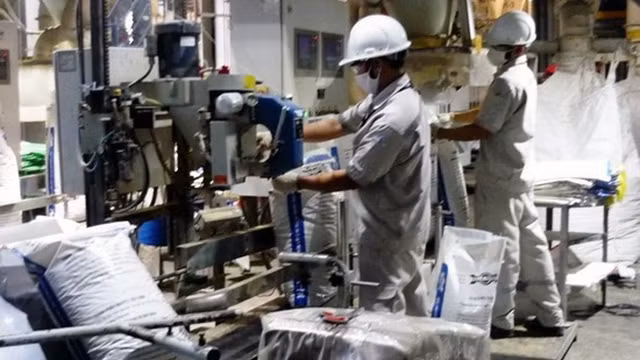 Sản xuất thức ăn chăn nuôi tại Công ty TNHH Cargill Việt Nam.
