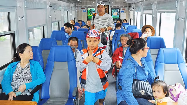 Đường sắt Việt Nam đã đóng những toa tàu mới hiện đại, chất lượng cao phục vụ khách du lịch ở cự ly trung bình, ngắn, cạnh tranh với đường bộ và hàng không. Ảnh: NAM ANH
