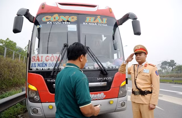 Chiến sĩ CSGT làm nhiệm vụ trên tuyến đường cao tốc Nội Bài - Lào Cai.