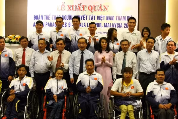 Thứ trưởng VHTTDL Lê Khánh Hải chụp ảnh lưu niệm cùng các thành viên đoàn thể thao người khuyết tật Việt Nam.