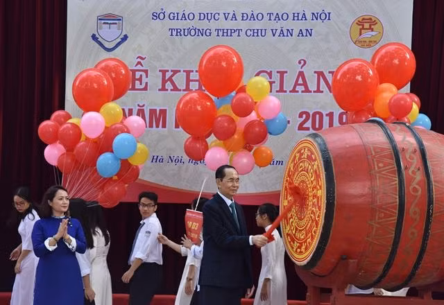 Chủ tịch nước Trần Đại Quang đánh trống khai giảng năm học 2018-2019 tại Trường THPT Chu Văn An, Hà Nội (Ảnh: DUY LINH)