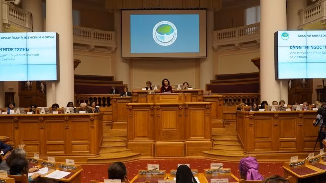 Phó Chủ tịch nước Đặng Thị Ngọc Thịnh phát biểu tại Phiên họp toàn thể Diễn đàn Phụ nữ Á - Âu lần thứ hai, tại Saint Petersburg, LB Nga.