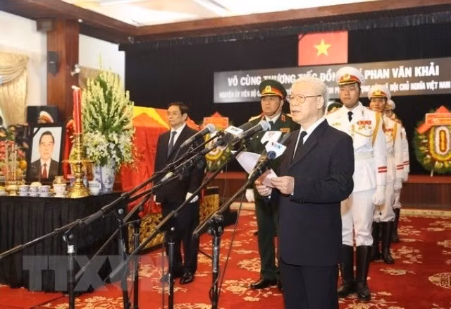 Tổng Bí thư Nguyễn Phú Trọng, Trưởng ban Lễ tang đọc điếu văn tiễn đưa nguyên Thủ tướng Phan Văn Khải về nơi an nghỉ cuối cùng. (Ảnh: Trí Dũng/TTXVN)