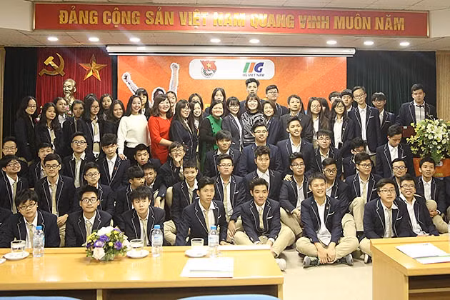 Các đại diện thí sinh tham gia MOSWC 2018 chụp ảnh lưu niệm tại Lễ phát động Cuộc thi.