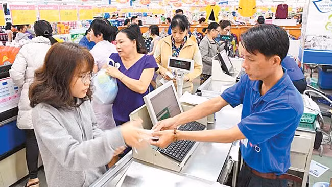 Tiền Giang tiếp tục tạo điều kiện thuận lợi cho các doanh nghiệp đầu tư, cải thiện môi trường kinh doanh. Trong ảnh: Người dân mua hàng tại siêu thị Co.opmart Cai Lậy (Tiền Giang). Ảnh SGGP.ORG.VN