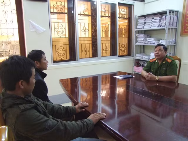 Đại tá Triệu Văn Điện (bên phải) ngoài dùng trí còn lấy nhân tâm thu phục lòng người. Ảnh Tư liệu Công an Lạng Sơn.