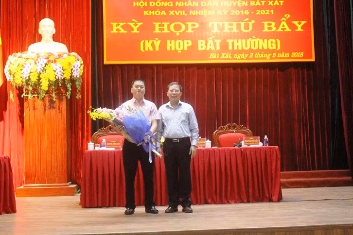 Ông Nguyễn Quang Bình (trái ảnh) nhận nhiệm vụ mới tại huyện biên giới Bát Xát (Lào Cai)